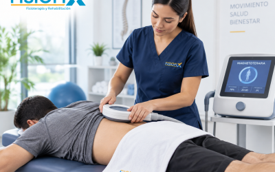 Fisioterapeuta aplicando tratamiento con magnetoterapia en Lima durante una sesión de rehabilitación en FisioFix