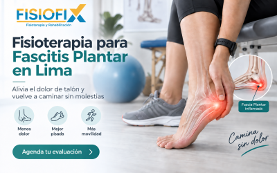 Especialista realizando fisioterapia para fascitis plantar en paciente con dolor en el pie en FisioFix Lima