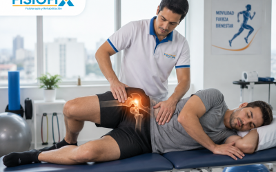 Especialista de FisioFix realizando fisioterapia para cadera en Lima a paciente con dolor y limitación de movimiento