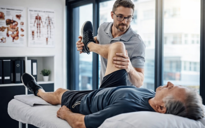 Fisioterapeuta realizando terapia de rodilla a paciente adulto en clínica de rehabilitación en Lima